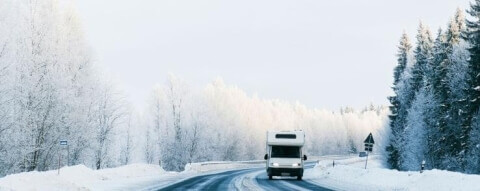 Rouler en camping-car hiver : pneus neige, chaînes ou encore chaussettes, que choisir ?