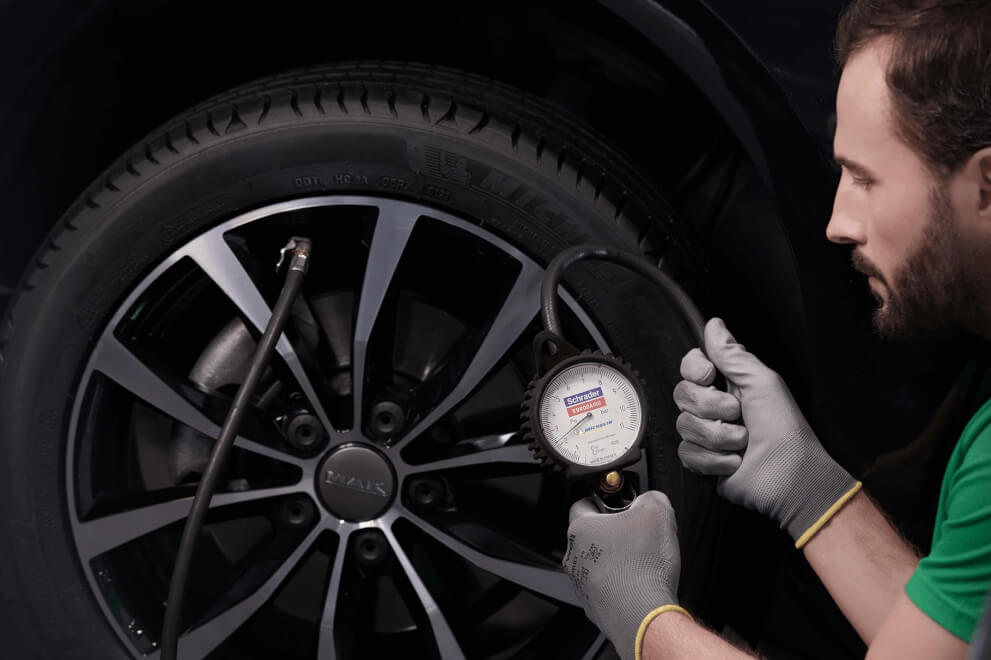 Controllo della pressione delle gomme dopo il gonfiaggio gomme