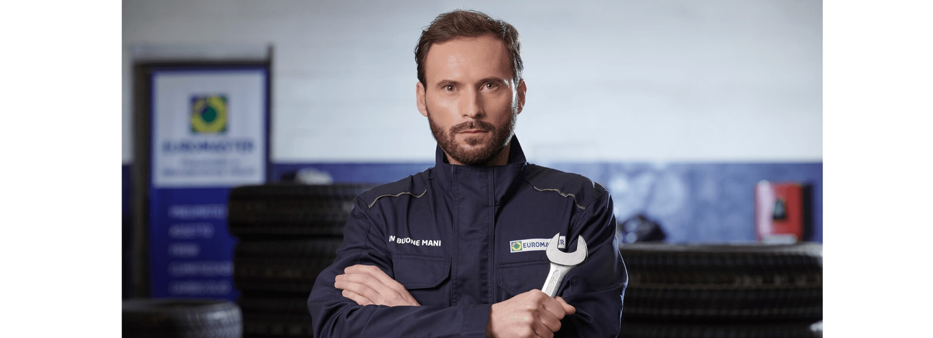 Gommista che effettua il cambio dei cerchi auto