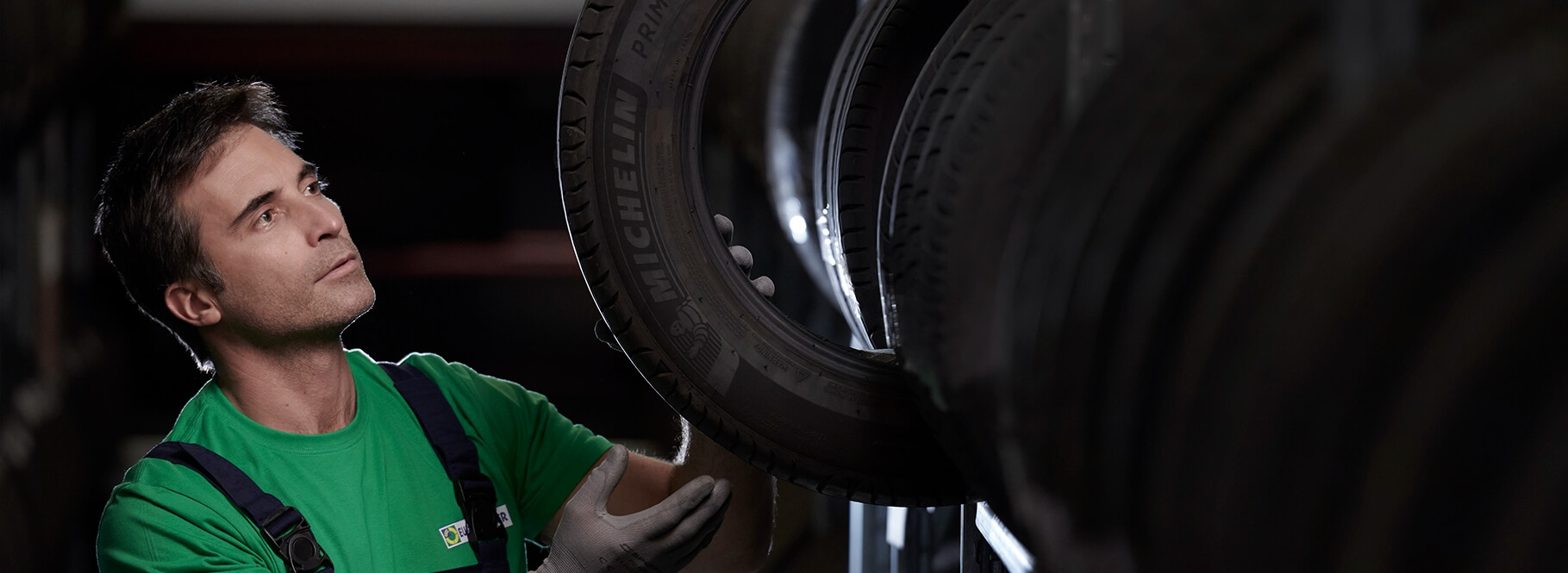 cambio pneumatici da parte di un gommista per l'obbligo delle gomme invernali