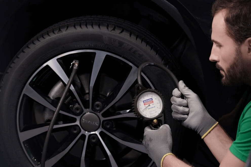 Gommista a Pero effettua il gonfiaggio delle gomme ad azoto