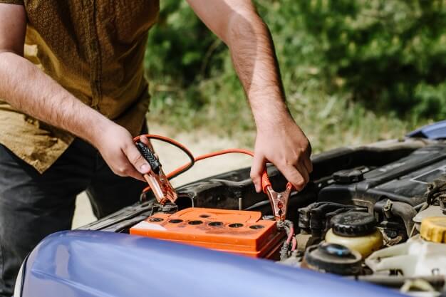 Cómo se usan las pinzas para arrancar un coche sin batería? - Km0