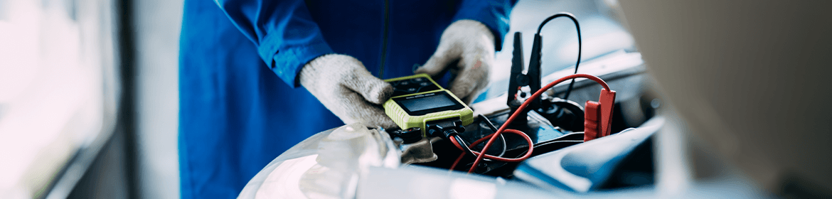 Meccanico effettua il cambio batteria auto